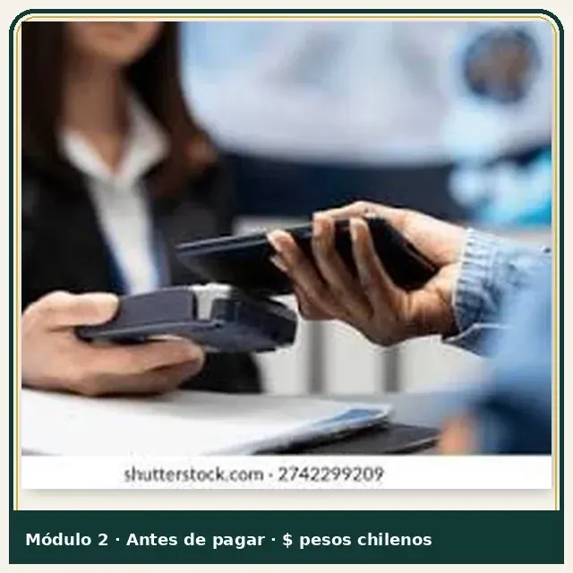 Persona pagando con el celular: revise datos y monto en pesos chilenos